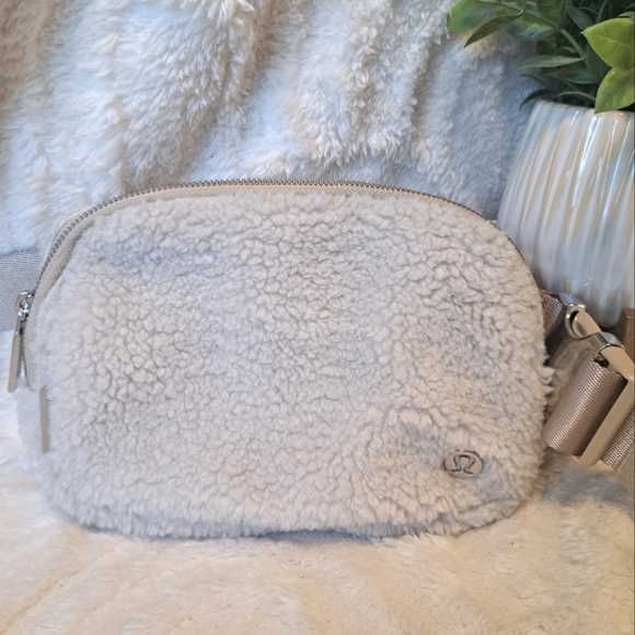 Lululemon Everywhere Belt Bag Sherpa Fleece Natural Ivory Trench Excellent UC! - Picture 5 of 16